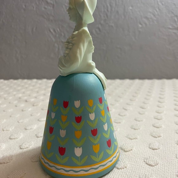 Vintage Avon Belles Of The World (32) Dutch Maid--Decanter Moonwind Cologne - Picture 3 of 10